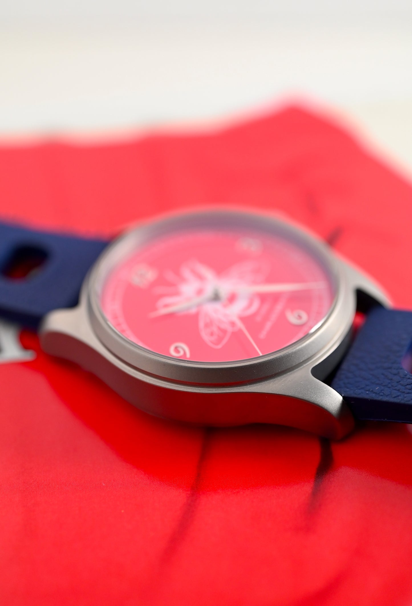 RED BUMBLEBEE - Chewie_Co